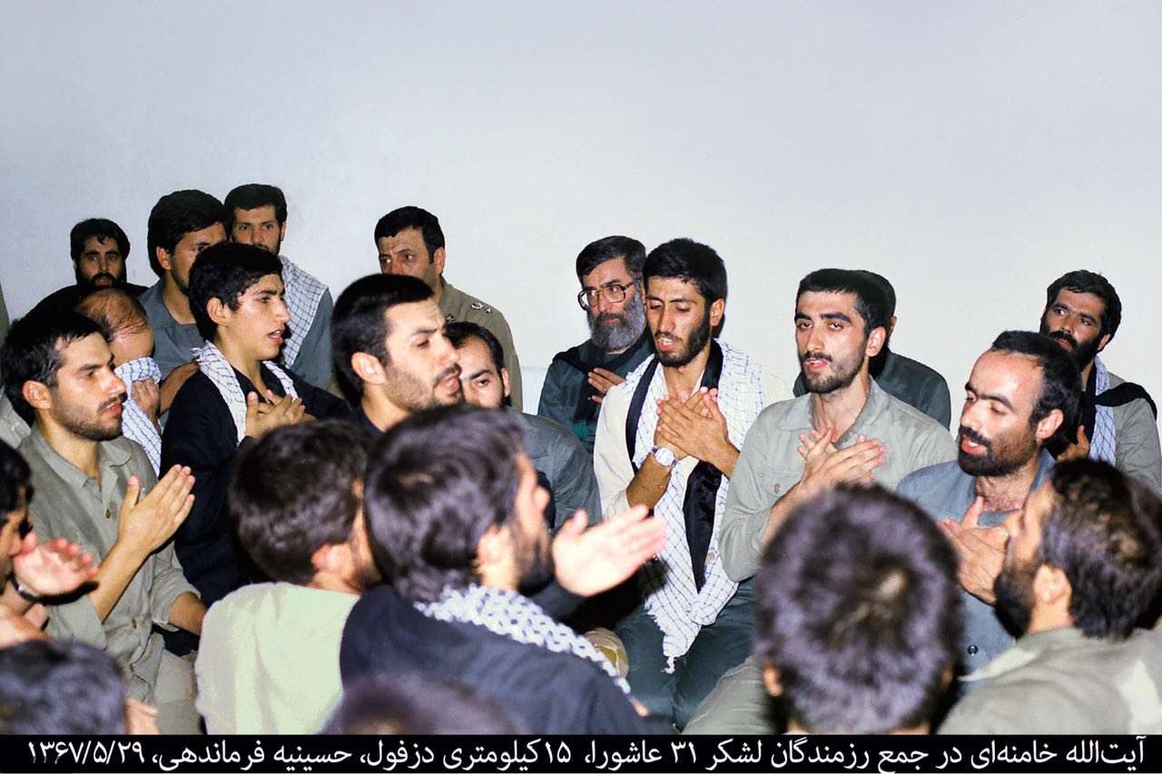 سينه زنی آیت‌الله خامنه‌ای در مراسم عزاداری رزمندگان لشکر ۳۱ عاشورا در دوران ریاست جمهوری